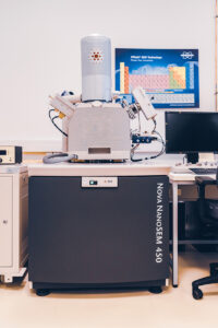 Eine Ansicht der Labore des STI. Man sieht elektronische und optische Messgeräte sowie Arbeitsplätze mit PCs und typischer Laborausstattung.