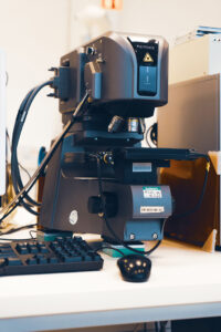 Eine Ansicht der Labore des STI. Man sieht elektronische und optische Messgeräte sowie Arbeitsplätze mit PCs und typischer Laborausstattung.