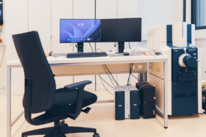 Eine Ansicht der Labore des STI. Man sieht elektronische und optische Messgeräte sowie Arbeitsplätze mit PCs und typischer Laborausstattung.