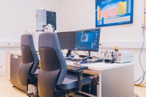 Eine Ansicht der Labore des STI. Man sieht elektronische und optische Messgeräte sowie Arbeitsplätze mit PCs und typischer Laborausstattung.