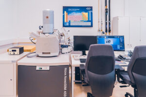 Eine Ansicht der Labore des STI. Man sieht elektronische und optische Messgeräte sowie Arbeitsplätze mit PCs und typischer Laborausstattung.