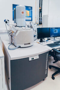 Eine Ansicht der Labore des STI. Man sieht elektronische und optische Messgeräte sowie Arbeitsplätze mit PCs und typischer Laborausstattung.