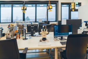 Eine Ansicht der Labore des STI. Man sieht elektronische und optische Messgeräte sowie Arbeitsplätze mit PCs und typischer Laborausstattung.