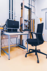 Eine Ansicht der Labore des STI. Man sieht elektronische und optische Messgeräte sowie Arbeitsplätze mit PCs und typischer Laborausstattung.