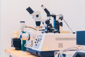 Eine Ansicht der Labore des STI. Man sieht elektronische und optische Messgeräte sowie Arbeitsplätze mit PCs und typischer Laborausstattung.