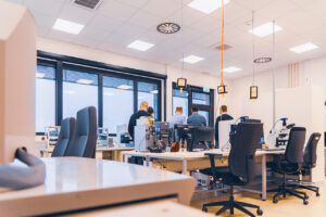 Eine Ansicht der Labore des STI. Man sieht elektronische und optische Messgeräte sowie Arbeitsplätze mit PCs und typischer Laborausstattung.