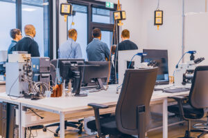 Eine Ansicht der Labore des STI. Man sieht elektronische und optische Messgeräte sowie Arbeitsplätze mit PCs und typischer Laborausstattung.