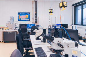 Eine Ansicht der Labore des STI. Man sieht elektronische und optische Messgeräte sowie Arbeitsplätze mit PCs und typischer Laborausstattung.