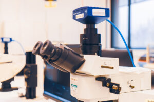 Eine Ansicht der Labore des STI. Man sieht elektronische und optische Messgeräte sowie Arbeitsplätze mit PCs und typischer Laborausstattung.