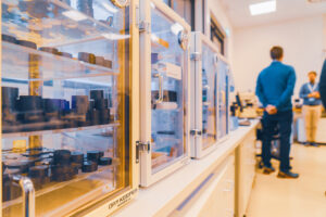 Eine Ansicht der Labore des STI. Man sieht elektronische und optische Messgeräte sowie Arbeitsplätze mit PCs und typischer Laborausstattung.