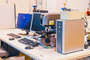 Eine Ansicht der Labore des STI. Man sieht elektronische und optische Messgeräte sowie Arbeitsplätze mit PCs und typischer Laborausstattung.