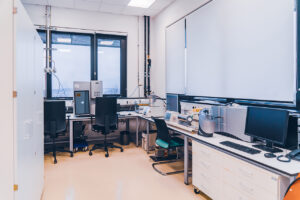 Eine Ansicht der Labore des STI. Man sieht elektronische und optische Messgeräte sowie Arbeitsplätze mit PCs und typischer Laborausstattung.