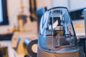 Eine Ansicht der Labore des STI. Man sieht elektronische und optische Messgeräte sowie Arbeitsplätze mit PCs und typischer Laborausstattung.