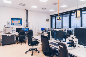 Eine Ansicht der Labore des STI. Man sieht elektronische und optische Messgeräte sowie Arbeitsplätze mit PCs und typischer Laborausstattung.