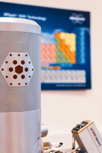 Eine Ansicht der Labore des STI. Man sieht elektronische und optische Messgeräte sowie Arbeitsplätze mit PCs und typischer Laborausstattung.