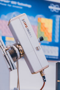 Eine Ansicht der Labore des STI. Man sieht elektronische und optische Messgeräte sowie Arbeitsplätze mit PCs und typischer Laborausstattung.