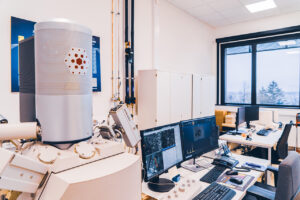 Eine Ansicht der Labore des STI. Man sieht elektronische und optische Messgeräte sowie Arbeitsplätze mit PCs und typischer Laborausstattung.