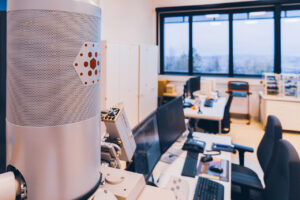 Eine Ansicht der Labore des STI. Man sieht elektronische und optische Messgeräte sowie Arbeitsplätze mit PCs und typischer Laborausstattung.