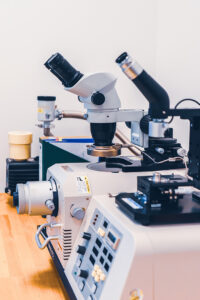 Eine Ansicht der Labore des STI. Man sieht elektronische und optische Messgeräte sowie Arbeitsplätze mit PCs und typischer Laborausstattung.