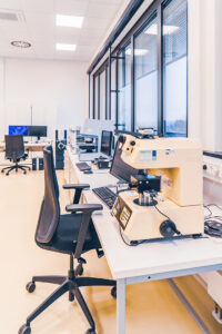 Eine Ansicht der Labore des STI. Man sieht elektronische und optische Messgeräte sowie Arbeitsplätze mit PCs und typischer Laborausstattung.