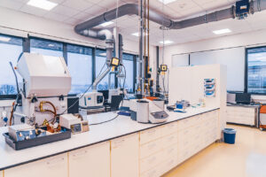 Eine Ansicht der Labore des STI. Man sieht elektronische und optische Messgeräte sowie Arbeitsplätze mit PCs und typischer Laborausstattung.