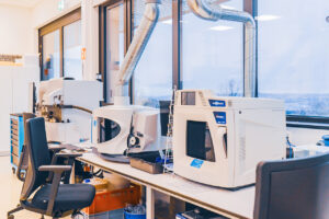 Eine Ansicht der Labore des STI. Man sieht elektronische und optische Messgeräte sowie Arbeitsplätze mit PCs und typischer Laborausstattung.