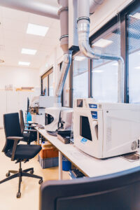 Eine Ansicht der Labore des STI. Man sieht elektronische und optische Messgeräte sowie Arbeitsplätze mit PCs und typischer Laborausstattung.