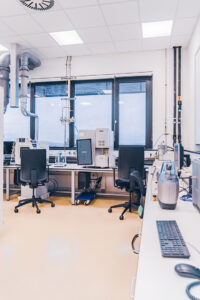 Eine Ansicht der Labore des STI. Man sieht elektronische und optische Messgeräte sowie Arbeitsplätze mit PCs und typischer Laborausstattung.