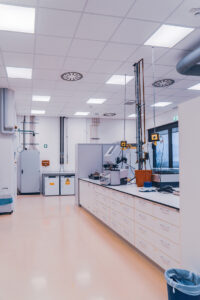 Eine Ansicht der Labore des STI. Man sieht elektronische und optische Messgeräte sowie Arbeitsplätze mit PCs und typischer Laborausstattung.