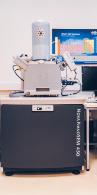 Eine Ansicht der Labore des STI. Man sieht elektronische und optische Messgeräte sowie Arbeitsplätze mit PCs und typischer Laborausstattung.