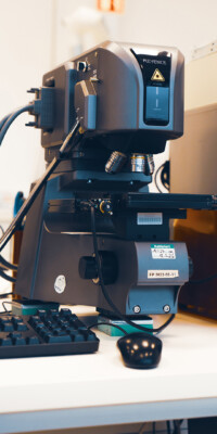 Eine Ansicht der Labore des STI. Man sieht elektronische und optische Messgeräte sowie Arbeitsplätze mit PCs und typischer Laborausstattung.