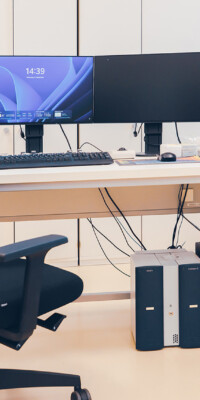 Eine Ansicht der Labore des STI. Man sieht elektronische und optische Messgeräte sowie Arbeitsplätze mit PCs und typischer Laborausstattung.