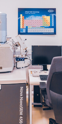Eine Ansicht der Labore des STI. Man sieht elektronische und optische Messgeräte sowie Arbeitsplätze mit PCs und typischer Laborausstattung.