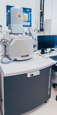Eine Ansicht der Labore des STI. Man sieht elektronische und optische Messgeräte sowie Arbeitsplätze mit PCs und typischer Laborausstattung.