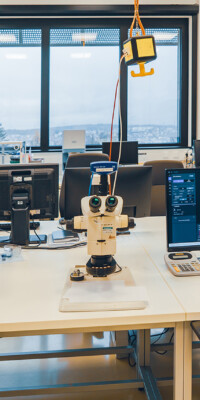Eine Ansicht der Labore des STI. Man sieht elektronische und optische Messgeräte sowie Arbeitsplätze mit PCs und typischer Laborausstattung.