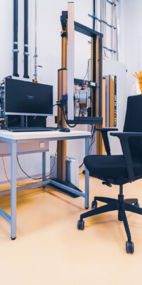 Eine Ansicht der Labore des STI. Man sieht elektronische und optische Messgeräte sowie Arbeitsplätze mit PCs und typischer Laborausstattung.