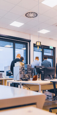Eine Ansicht der Labore des STI. Man sieht elektronische und optische Messgeräte sowie Arbeitsplätze mit PCs und typischer Laborausstattung.