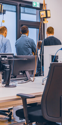 Eine Ansicht der Labore des STI. Man sieht elektronische und optische Messgeräte sowie Arbeitsplätze mit PCs und typischer Laborausstattung.