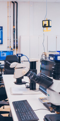 Eine Ansicht der Labore des STI. Man sieht elektronische und optische Messgeräte sowie Arbeitsplätze mit PCs und typischer Laborausstattung.