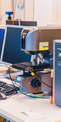 Eine Ansicht der Labore des STI. Man sieht elektronische und optische Messgeräte sowie Arbeitsplätze mit PCs und typischer Laborausstattung.
