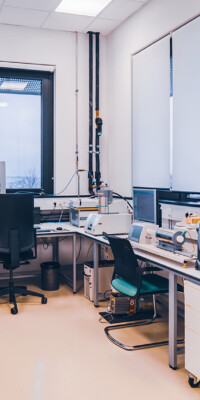 Eine Ansicht der Labore des STI. Man sieht elektronische und optische Messgeräte sowie Arbeitsplätze mit PCs und typischer Laborausstattung.