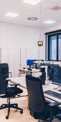 Eine Ansicht der Labore des STI. Man sieht elektronische und optische Messgeräte sowie Arbeitsplätze mit PCs und typischer Laborausstattung.