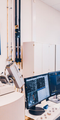 Eine Ansicht der Labore des STI. Man sieht elektronische und optische Messgeräte sowie Arbeitsplätze mit PCs und typischer Laborausstattung.