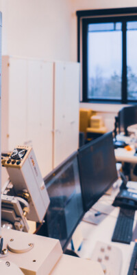 Eine Ansicht der Labore des STI. Man sieht elektronische und optische Messgeräte sowie Arbeitsplätze mit PCs und typischer Laborausstattung.