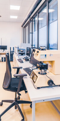 Eine Ansicht der Labore des STI. Man sieht elektronische und optische Messgeräte sowie Arbeitsplätze mit PCs und typischer Laborausstattung.