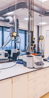 Eine Ansicht der Labore des STI. Man sieht elektronische und optische Messgeräte sowie Arbeitsplätze mit PCs und typischer Laborausstattung.