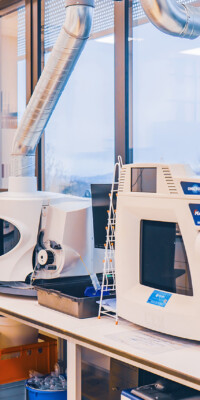 Eine Ansicht der Labore des STI. Man sieht elektronische und optische Messgeräte sowie Arbeitsplätze mit PCs und typischer Laborausstattung.