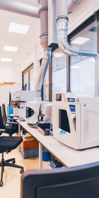 Eine Ansicht der Labore des STI. Man sieht elektronische und optische Messgeräte sowie Arbeitsplätze mit PCs und typischer Laborausstattung.