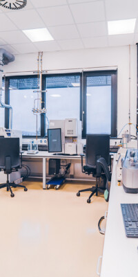 Eine Ansicht der Labore des STI. Man sieht elektronische und optische Messgeräte sowie Arbeitsplätze mit PCs und typischer Laborausstattung.